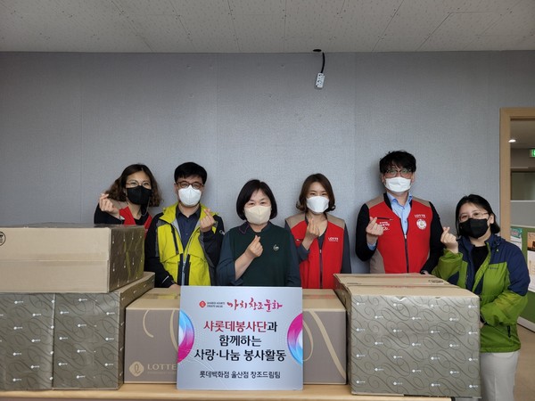 롯데백화점 울산점(점장 김대환) 샤롯데봉사단은 12일 울주군 지적장애인자립센터(센터장 유안순)를 방문해 물티슈, 핸드타올, 키친타올, 롤티슈 등 물품을 전달했다.