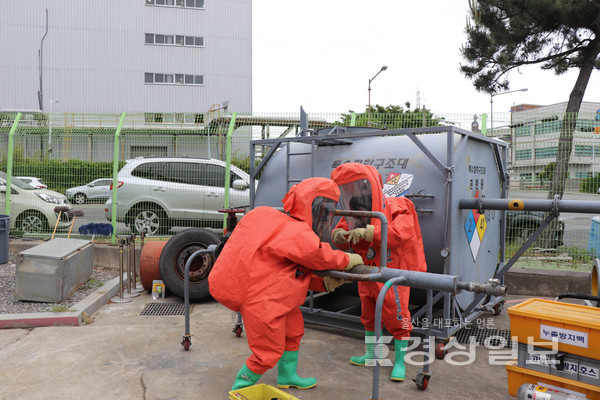 울산 북부소방서와 울산소방본부 특수화학구조대는 12일 유해화학물질 누출사고 대응훈련을 실시했다.