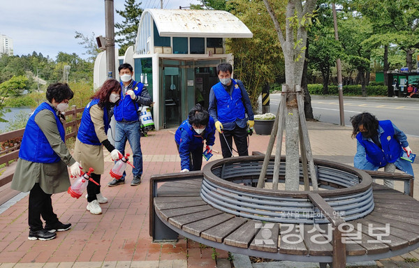 바르게살기운동 울산 동구협의회(회장 김성하)는 12일 동구 전하동 놀이터, 체육공원, 상가 등에서 신종 코로나바이러스 감염증(코로나19) 방역활동을 실시했다.