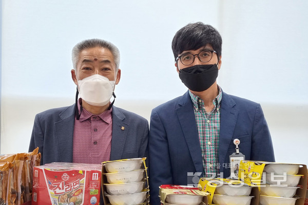 　울산 동구 일산동 지역사회보장협의체(위원장 김종문)는 12일 동구 일산동 행정복지센터를 방문해 저소득 중장년 1인 가구에 이웃돕기 식품을 전달했다.