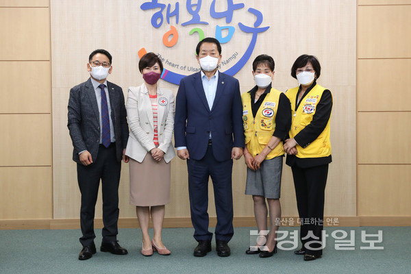대한적십자봉사회 울산시협의회(회장 윤춘애)와 남구협의회(회장 김희숙) 임원진들이 12일 남구청을 방문해 간담회를 가진 뒤 기념촬영을 했다.