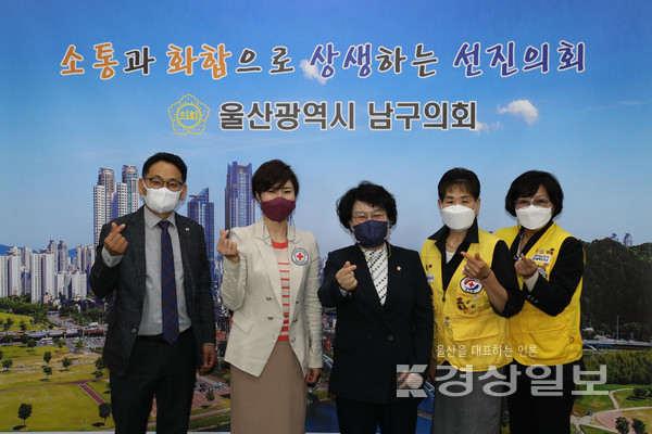 울산 남구 적십자사 회장단이 12일 변외식 남구의회 의장실을 방문해 ‘씀씀이가 바른기업 캠페인’ 참여 협조를 요청한 뒤 기념촬영을 했다.