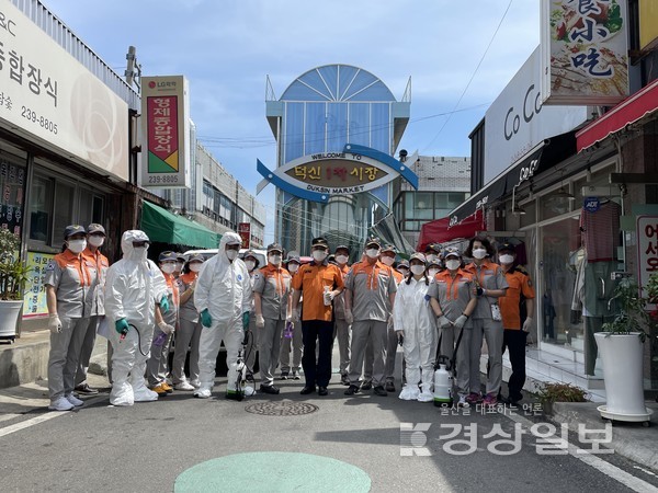 윤태곤 울산 온산소방서장과 온산소방서 남·여성 의용소방대는 13일 울주군 온산읍 덕신 1·2차 시장에서 신종 코로나바이러스 감염증(코로나19) 확산 방지를 위한 방역 활동을 실시했다.