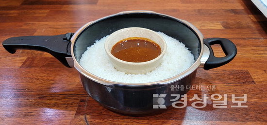 ▲ 초여름이다. 채소를 곁들여 부담없고 소박하지만 입맛 제대로 살려주는 한 상을 차려보자. 갓 지은 쌀밥에 곤드레나물무침을 얹는다. 된장 유지렁을 얹어 비빈다음, 상추쌈을 해 먹는다. 유지렁 하나로 잊었던 고향의 맛을 살릴 수 있다.
