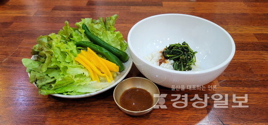 ▲ 초여름이다. 채소를 곁들 부담없고 소박하지만 입맛 제대로 살려주는 한 상을 차려보자. 갓 지은 쌀밥에 곤드레나물무침을 얹는다. 된장 유지렁을 얹어 비빈다음, 상추쌈을 해 먹는다. 유지렁 하나로 잊었던 고향의 맛을 살릴 수 있다.