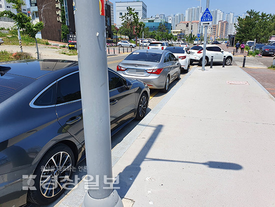 ▲ 30일 울산 북구 강동 몽돌해변 도로에 불법 주차된 차량들이 길게 늘어서 있다.