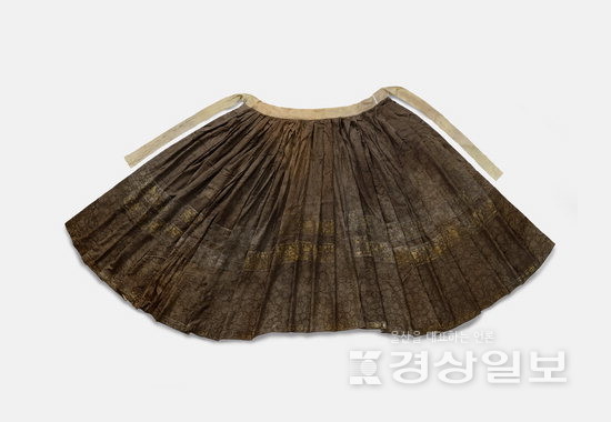 ▲ 국가민속문화재로 지정된 ‘오산 구성이씨·여흥이씨 묘 출토 복식’(전단후장형(前短後長形) 쌍스란치마) - 문화재청 제공