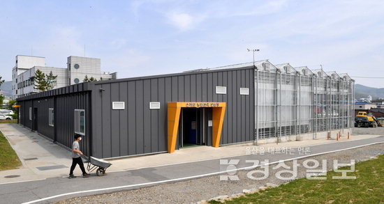 ▲ 충남 천안제일고 교내에 마련된 최신식 유리온실인 스마트팜. 스마트팜은 4동의 유리온실과 제어실, 실습장 등으로 구성돼 있다. 스마트팜 유리온실은 습도와 온도, 양액을 모두 시스템으로 제어할 수 있다.  김경우 기자
