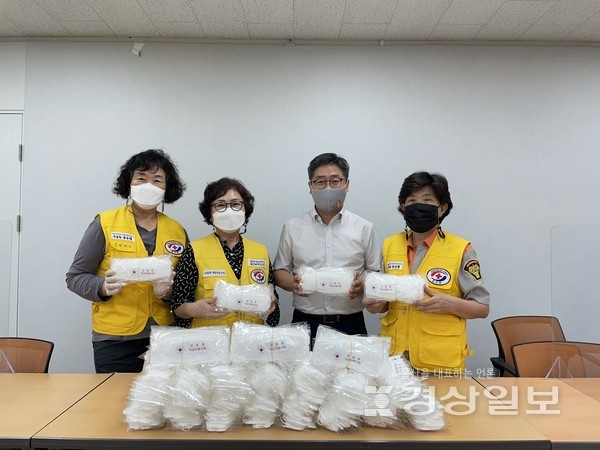 울산 북구 강동동 적십자봉사회는 16일 지역 저소득층과 봉사단체를 위해 써 달라며 KF94 마스크 1000장을 강동동 행정복지센터에 전달했다.