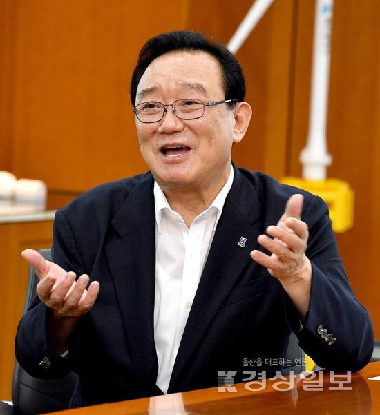 ▲ 송철호 울산시장이 본보와의 인터뷰에서 내년 지방선거에서 재선에 도전하겠다는 입장을 밝히고 있다. 김경우기자 woo@ksilbo.co.kr