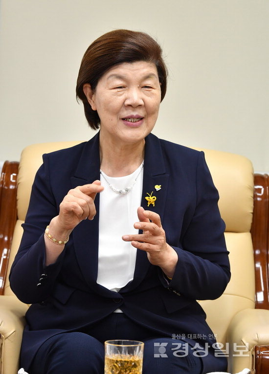 ▲ 취임 3주년을 맞은 노옥희 울산시교육감이 울산교육계의 현안과 발전방향에 대해 이야기하고 있다. 김경우기자 woo@ksilbo.co.kr
