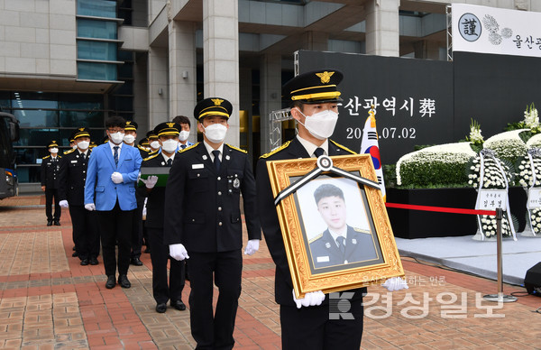 화재 진압도중 화상을 입고 치료를 받다 순직한 울산 중부소방서 고 노명래 소방교 영결식이 2일 울산시청 햇빛광장에서 유가족, 기관단체장, 소방공무원 등이 참석한 가운데 열렸다.  김경우기자 woo@ksilbo.co.kr