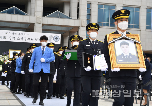 화재 진압도중 화상을 입고 치료를 받다 순직한 울산 중부소방서 고 노명래 소방교 영결식이 2일 울산시청 햇빛광장에서 유가족, 기관단체장, 소방공무원 등이 참석한 가운데 열렸다. 김경우기자 woo@ksilbo.co.kr