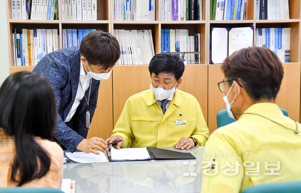 박태완 중구청장은 5일 중구청 부서를 순회하며 애로사항을 청취한 뒤 현장 결재를 하고 있다.