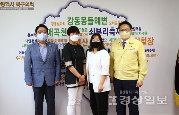 울산북구의회 임채오 의장과 이주언 의원은 5일 의장실을 찾은 호계중학교 학부모회 관계자들과 통학로 일원에 대한 과속 방지턱과 주·정차 및 과속 단속용 CCTV 설치방안을 논의했다.