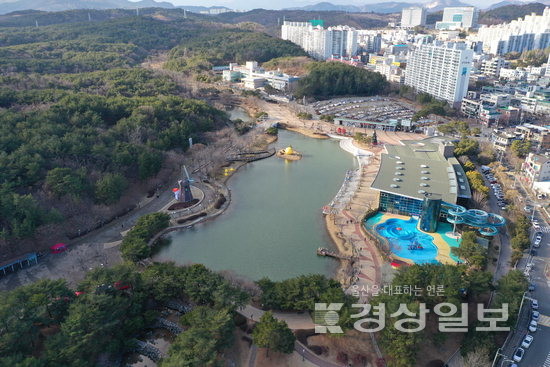 ▲ 울산의 중심에는 태화강국가정원이 있다. 아울러 울산대공원과 대왕암공원, 선암호수공원(왼쪽부터) 등 대규모 공원이 인구가 밀집한 주거지와 가까워 도심 속에서 전원적 여가녹지 공간으로의 접근이 용이하다. 자료제공 울산연구원