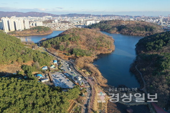 ▲ 울산의 중심에는 태화강국가정원이 있다. 아울러 울산대공원과 대왕암공원, 선암호수공원(왼쪽부터) 등 대규모 공원이 인구가 밀집한 주거지와 가까워 도심 속에서 전원적 여가녹지 공간으로의 접근이 용이하다. 자료제공 울산연구원