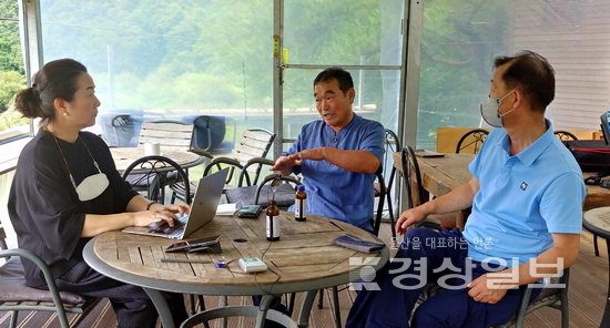 ▲ 박성철(가운데) 대곡리주민보존회 감사와 이재권 대곡리 이장.