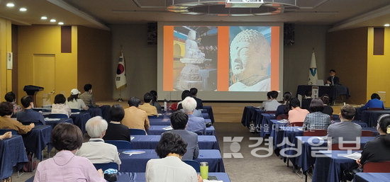 학술강연회 ‘반구대계곡의 암각화와 한국미술’이 지난달 23일 울산시청에서 열렸다. 참석자들이 기념사진(왼쪽)을 찍고 있으며, 이후 방병선 교수가 한국미술사에서 다뤄야할 울산미술에 대해 특강(오른쪽)했다.