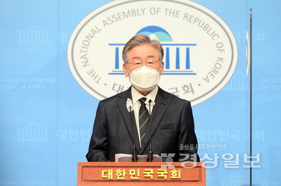 ▲ 더불어민주당 대선 예비후보인 이재명 경기도 지사가 3일 서울 여의도 국회 소통관에서 부동산 정책을 발표하고 있다.  연합뉴스