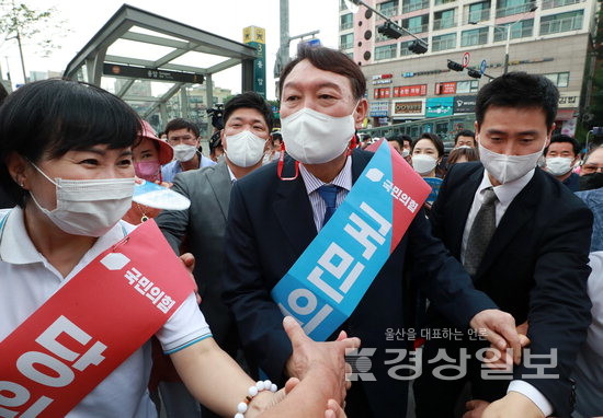 ▲ 국민의힘 윤석열 대선 예비후보가 3일 오후 서울 은평구 응암역 앞에서 국민의힘 당원 가입을 독려하는 홍보 활동을 위해 이동하며 지지자들과 악수하고 있다.  연합뉴스