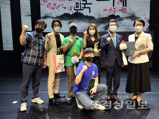 ▲ 8일 열린 대한민국연극제 시상식에서 허은녕 울산연극협회장과 수상자, 이희석 울산예총 회장 등이 기념사진을 찍고 있다.