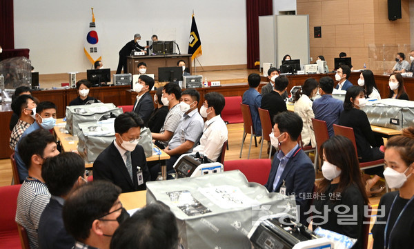 제21대 국회의원선거 경남 양산을 선거구 관련 당선 무효 소송에 대한 대법원의 검증(재검표) 작업이 23일 울산지방법원 대회의실에서 열렸다. 김동수기자 dskim@ksilbo.co.kr