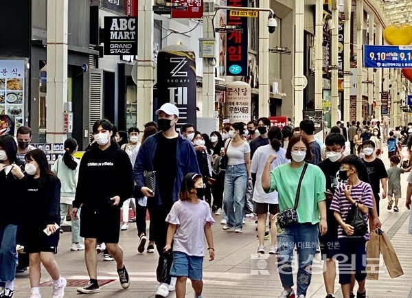 추석 연휴인 19일 울산 중구 젊음의거리에는 가족단위의 나들이객들이 몰려 모처럼 활기를 띠고 있다. 김경우기자 woo@ksilbo.co.kr