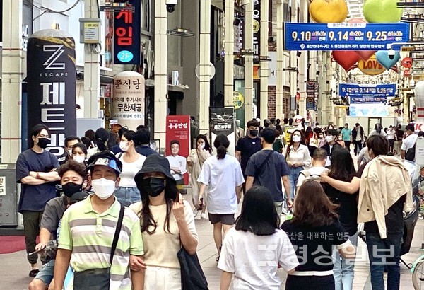 추석 연휴인 19일 울산 중구 젊음의거리에는 가족단위의 나들이객들이 몰려 모처럼 활기를 띠고 있다. 김경우기자 woo@ksilbo.co.kr