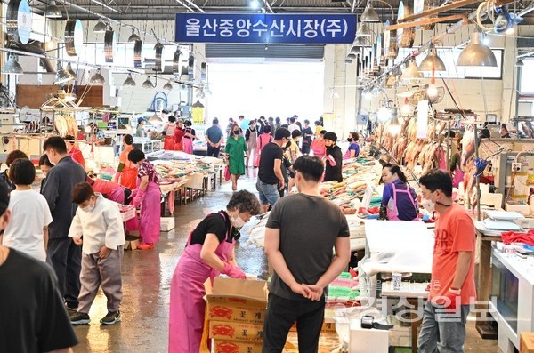 민족의 명절인 추석을 하루  앞둔  20일 울산농수산물 도매시장에는 차례상 음식을 준비하려는  시민들로 하루종일 붐볐다. 김동수기자 dskim@ksilbo.co.kr