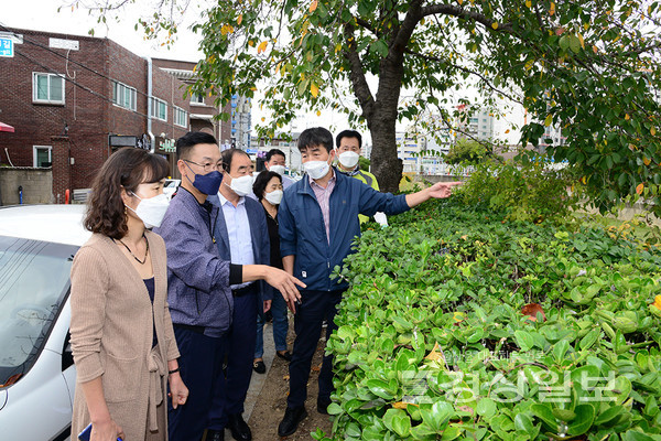 울산 중구의회 문희성·김기환 의원은 28일 중구 약사천 보행환경 개선사업 현장을 찾아 진행상황을 점검했다.