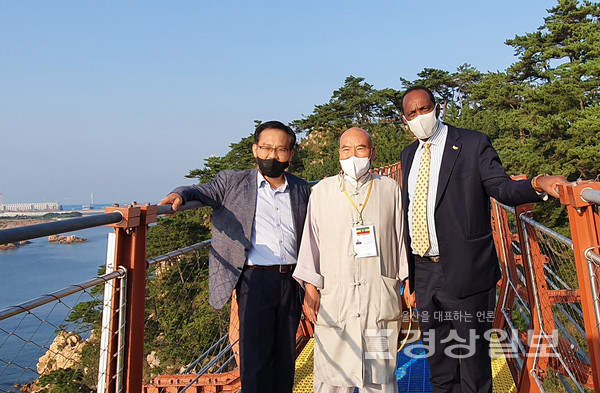 주한 에티오피아대사관 쉬페로 시구테 특명전권대사(오른쪽 첫 번째)가 지난 2일 동구 대왕암공원 출렁다리를 지인과 함께 방문해 기념촬영했다.