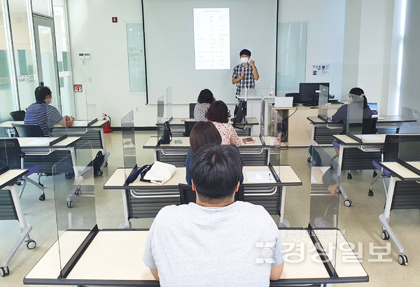 (사)울산중구자원봉사센터(이사장 김문걸)는 사회관계망 서비스에 관심 있는 지역 주민 30여명을 대상으로 2021 SNS 봉사단 양성교육을 운영한다.