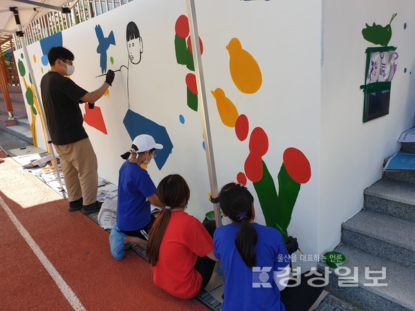 울산 중구 외솔초등학교(교장 강수경)는 ‘전문 작가와 함께 그리는 맨발걷기 벽화’ 프로젝트를 최근 운영했다.