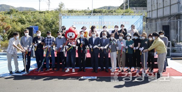 울산 북구는 5일 송정동 1145번지 일원에서 송정박상진호수공원 제2·3 공영주차장 준공식을 열었다.