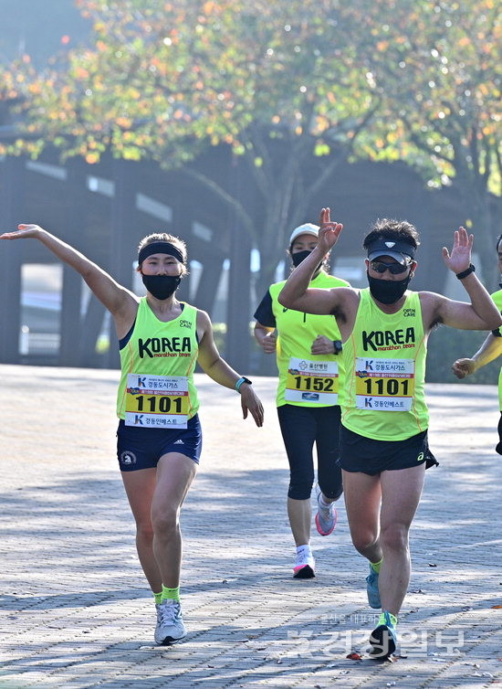▲ 울산커플마라톤대회 10km부에 참가한 시민들이 결승점을 통과하며 손을 들어보이고 있다.