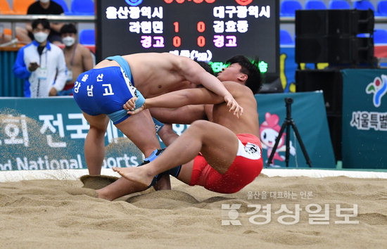 ▲ 경북 구미 경운대학교 체육관에서 열린 전국체전 고등부 씨름 용장급 85kg 경기에서 금메달을 딴 울산 강남고 라현민(왼쪽)이 상대선수를 제압하고 있다. 김경우기자