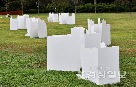 ▲ 한국 국동완 작가의 ‘여긴 처음 보지만 내가 어릴때부터 놀던 곳이다’김경우기자 woo@ksilbo.co.kr