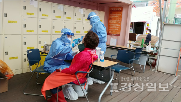 울산 남구는 13일 신정상가시장 고객편의시설 앞에서 전통시장 종사자들의 대규모 집단감염을 막기 위해 신종코로나 선제검사를 진행했다.