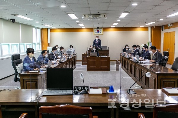 울산북구의회는 13일 소회의실에서 제197회 임시회 1차 본회의를 열고 행정사무감사 일정을 확정했다.
