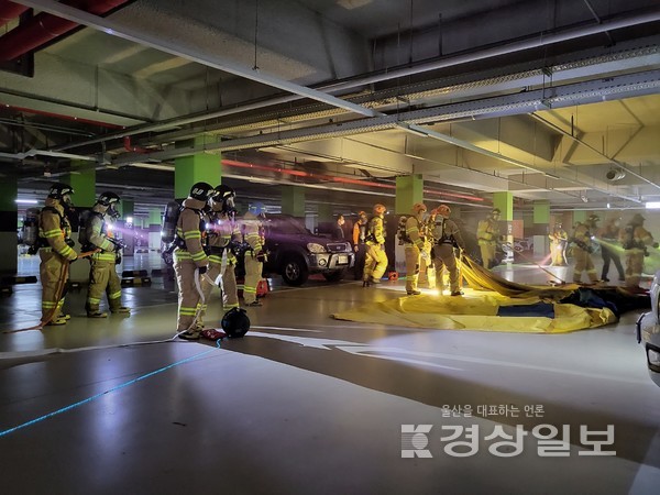 울산 북부소방서(서장 박용래)는 13일 북구 월드메르디앙월드시티 2단지에서 대규모 지하주차장 화재대응을 위한 현지적응훈련을 실시했다.