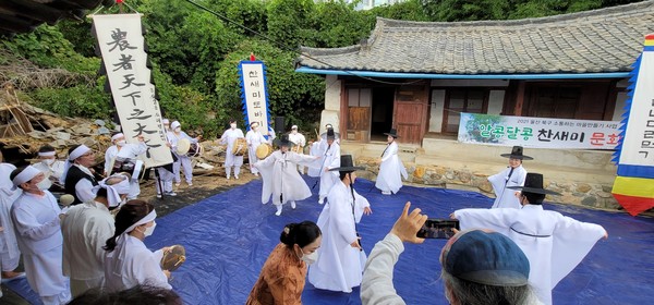 울산 북구 냉천마을향리수호회 소통추진위원회(회장 류경열)는 지난 15일 농소2동 고택에서 냉천마을 전통문화 시연행사를 열었다.