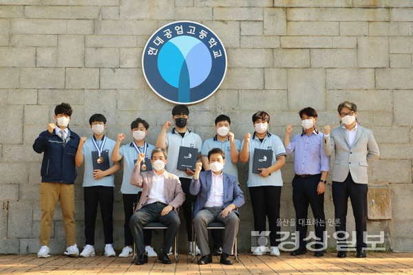 제56회 전국기능경기대회에서 동메달과 장려상을 수상한 현대공업고등학교 기능부 선수들.
