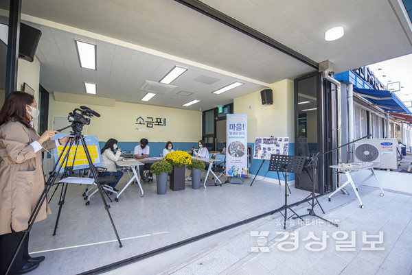 울산 북구 소통하는 마을만들기 공모사업 선정단체 ‘염포다락방’(대표 이향선)이 26일 두번째 라디오방송을 신전시장에 송출했다.