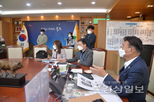 울산 울주군은 26일 군청에서 영남알프스 완등 인증전용 모바일 앱 개발을 위한 용역 중간보고회를 개최했다.