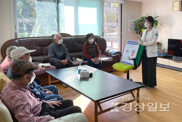 울산 동구보건소는 오는 12월1일까지 지역 경로당 33곳을 대상으로 순회 이동 치매안심센터를 운영한다.