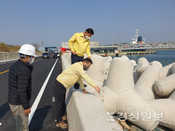 이선호 울산 울주군수는 27일 제10호 태풍 하이선 피해복구 공사 현장인 온산읍 처용리 일원을 찾아 상황을 점검했다.