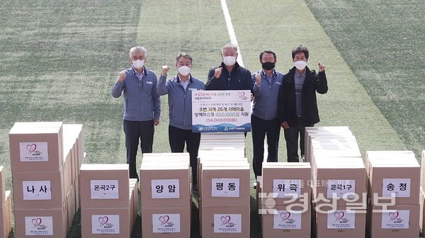 한국수력원자력 새울원자력본부는 27일 서생면·온산읍 등 원전주변지역 26개 자매마을 전체 가구에 5400만원 상당의 방역마스크 45만장을 전달했다.