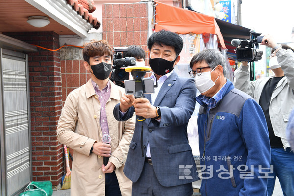 박태완 중구청장이 29일 반구동 퇴사재공원에서 증강현실 장비로 토지 측량을 원하는 토지 소유자와 증강현실이 구축된 현장을 직접 둘러보며 토지 경계를 확인하고 있다.