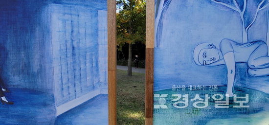 ▲ 벽체 사이로 보이는 나무 한그루.